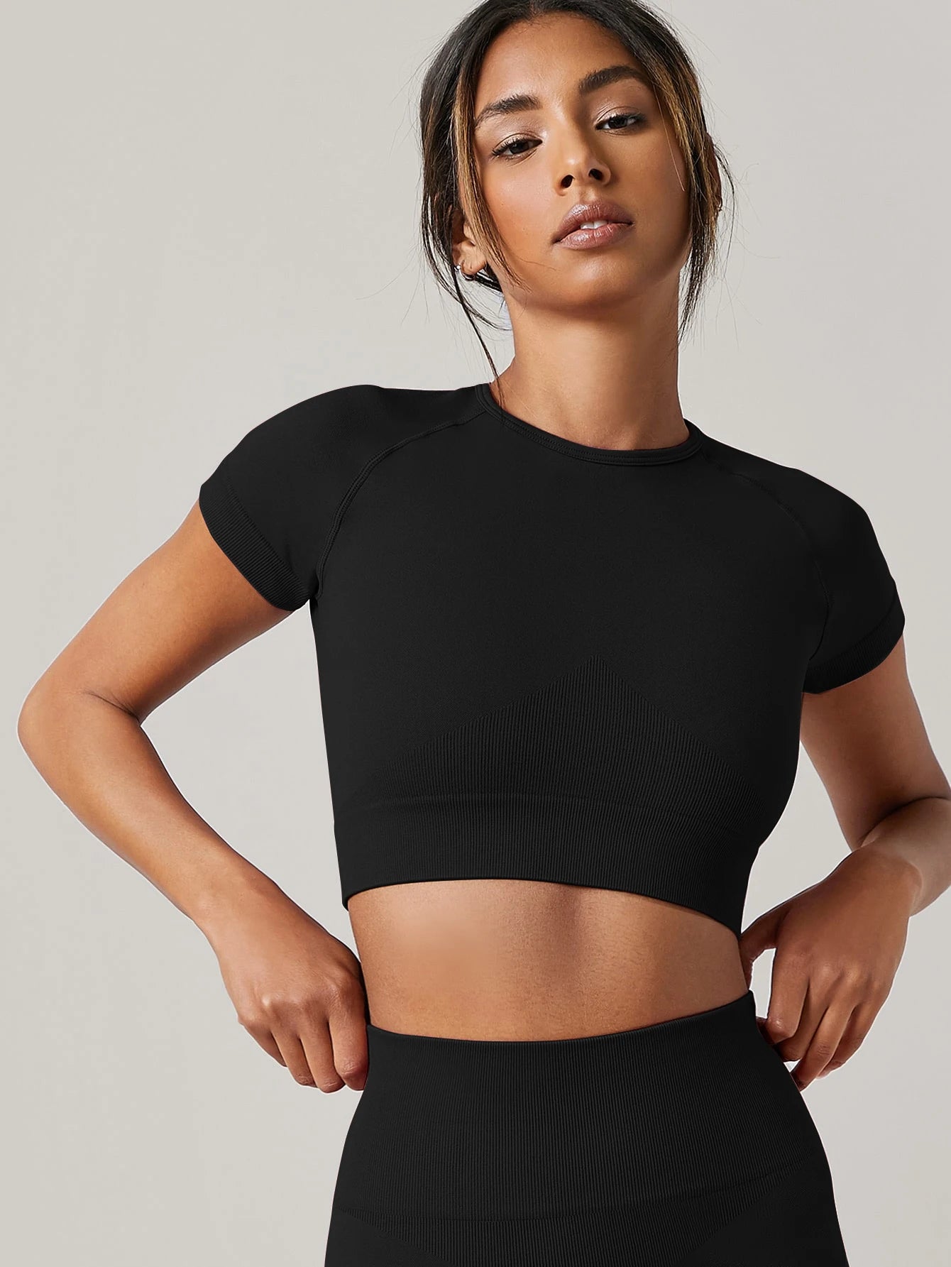 Women's seamless long-sleeve yoga and gym top with compression fit