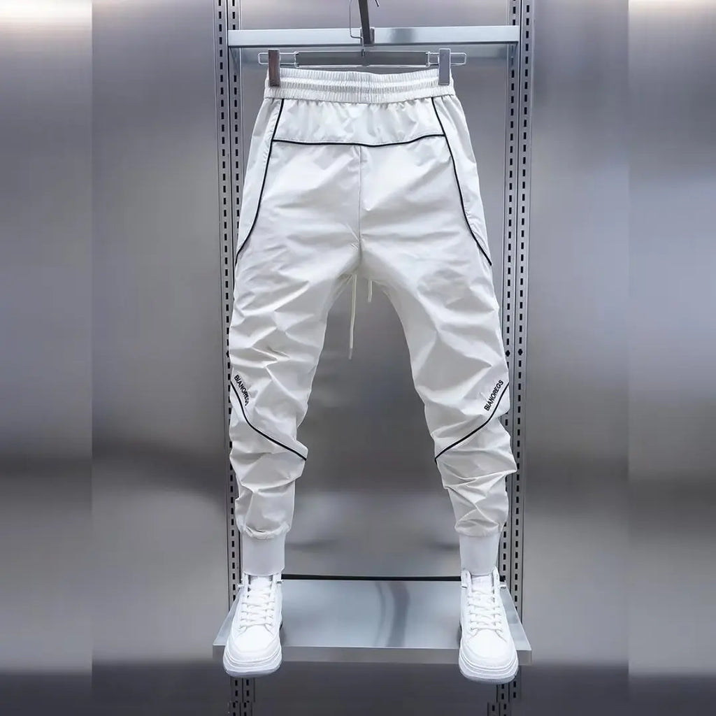Men's streetwear cargo pants with relaxed fit and multiple cargo pockets