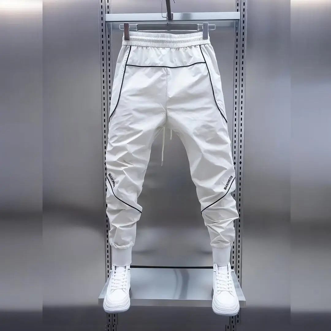 Men's streetwear cargo pants with relaxed fit and multiple cargo pockets