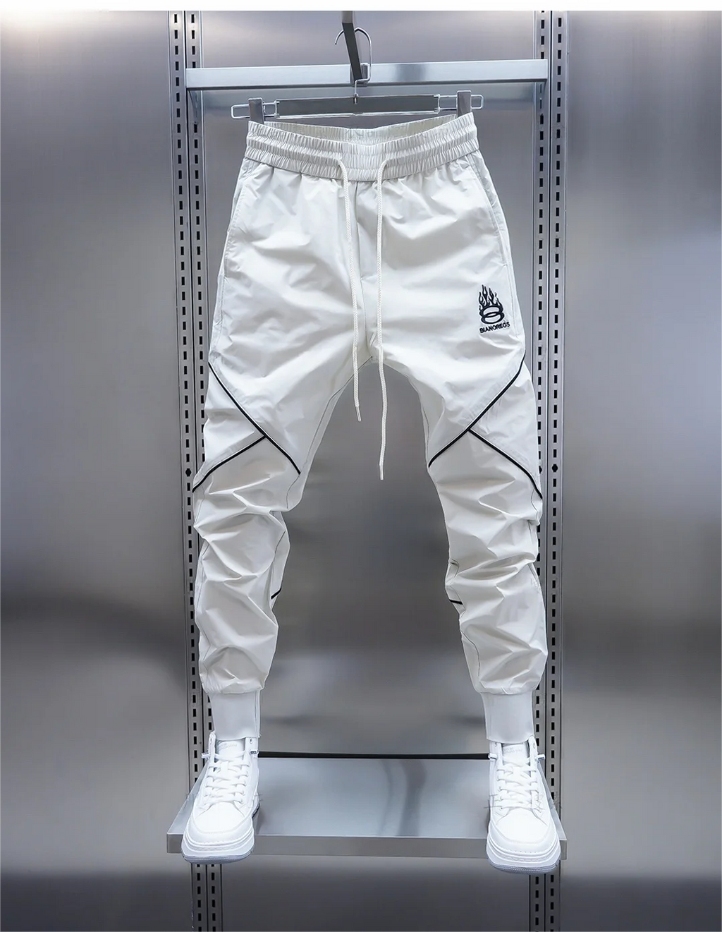 Men's streetwear cargo pants with relaxed fit and multiple cargo pockets