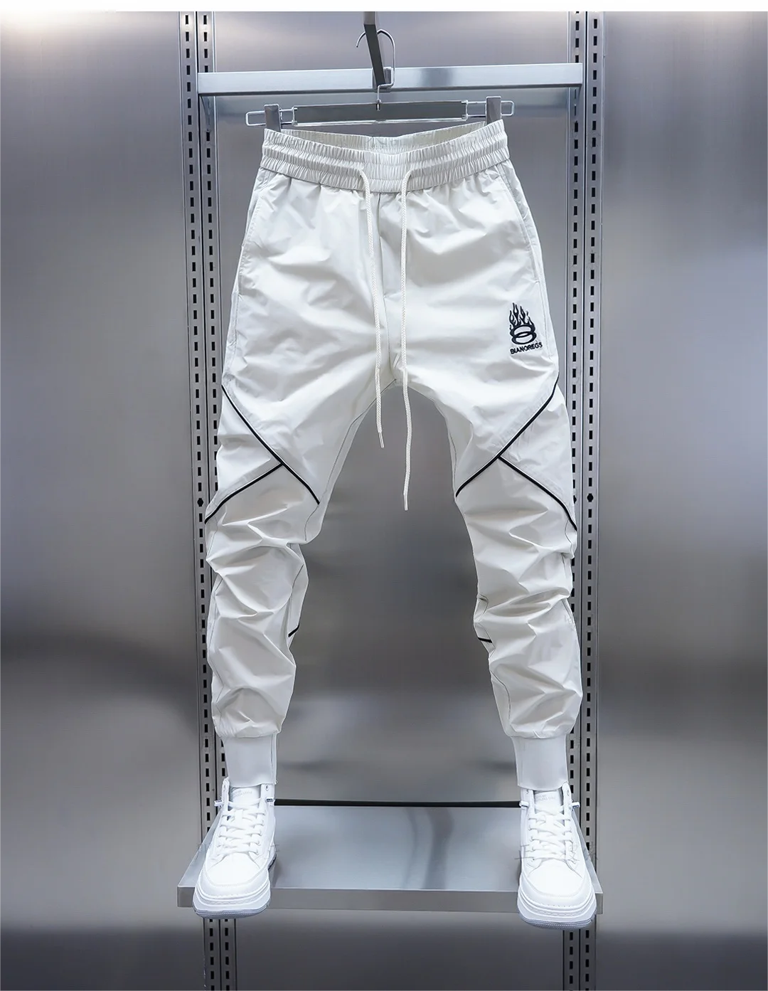 Men's streetwear cargo pants with relaxed fit and multiple cargo pockets