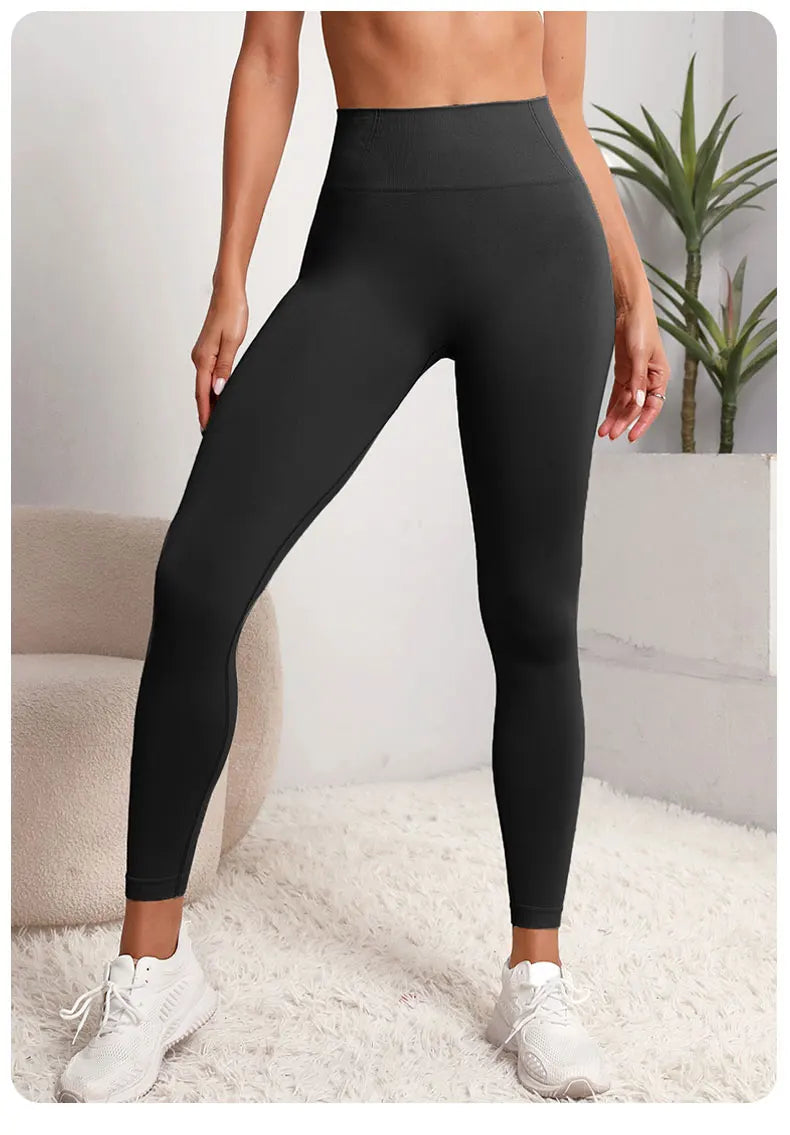 Women's seamless high-waist sculpting leggings with hip-lifting back panel