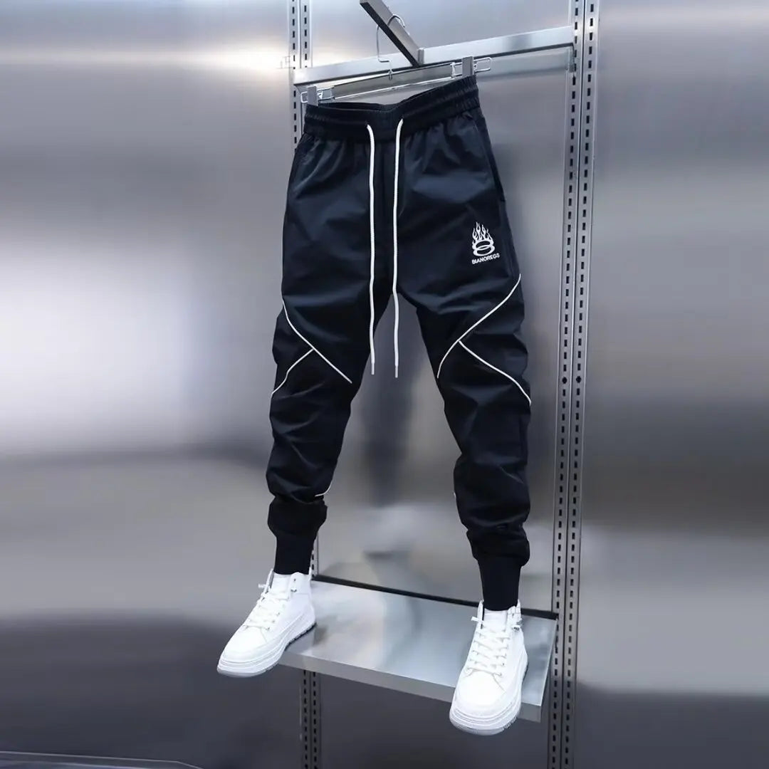 Men's streetwear cargo pants with relaxed fit and multiple cargo pockets