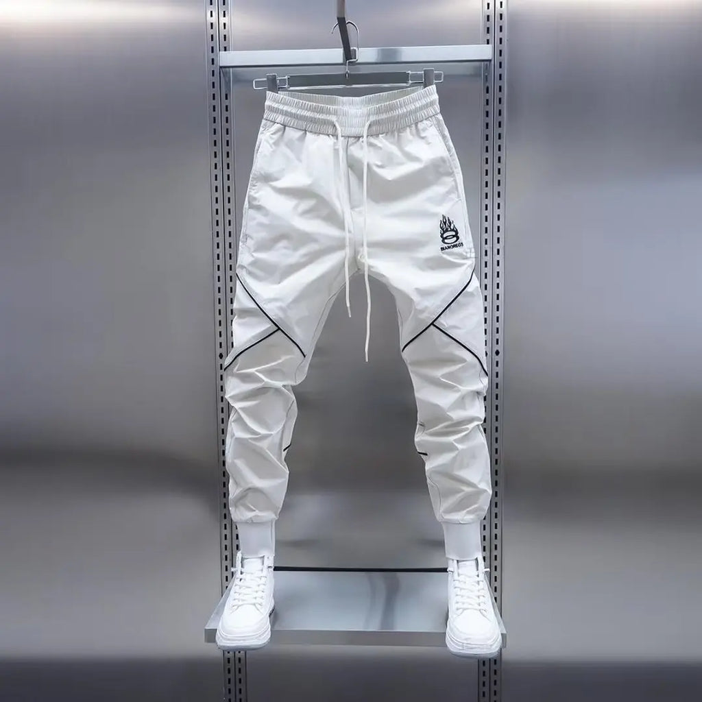 Men's streetwear cargo pants with relaxed fit and multiple cargo pockets