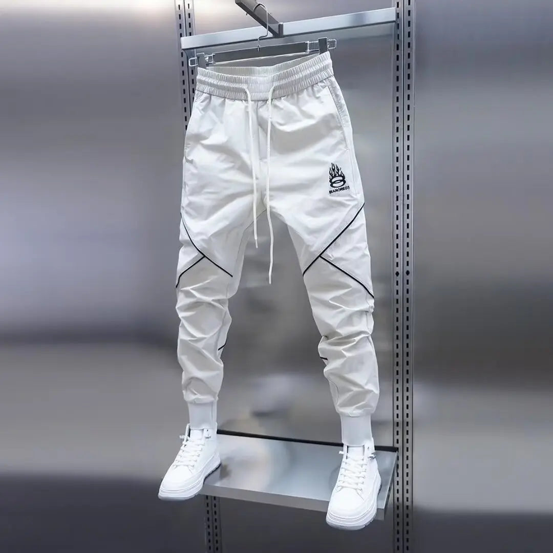 Men's streetwear cargo pants with relaxed fit and multiple cargo pockets