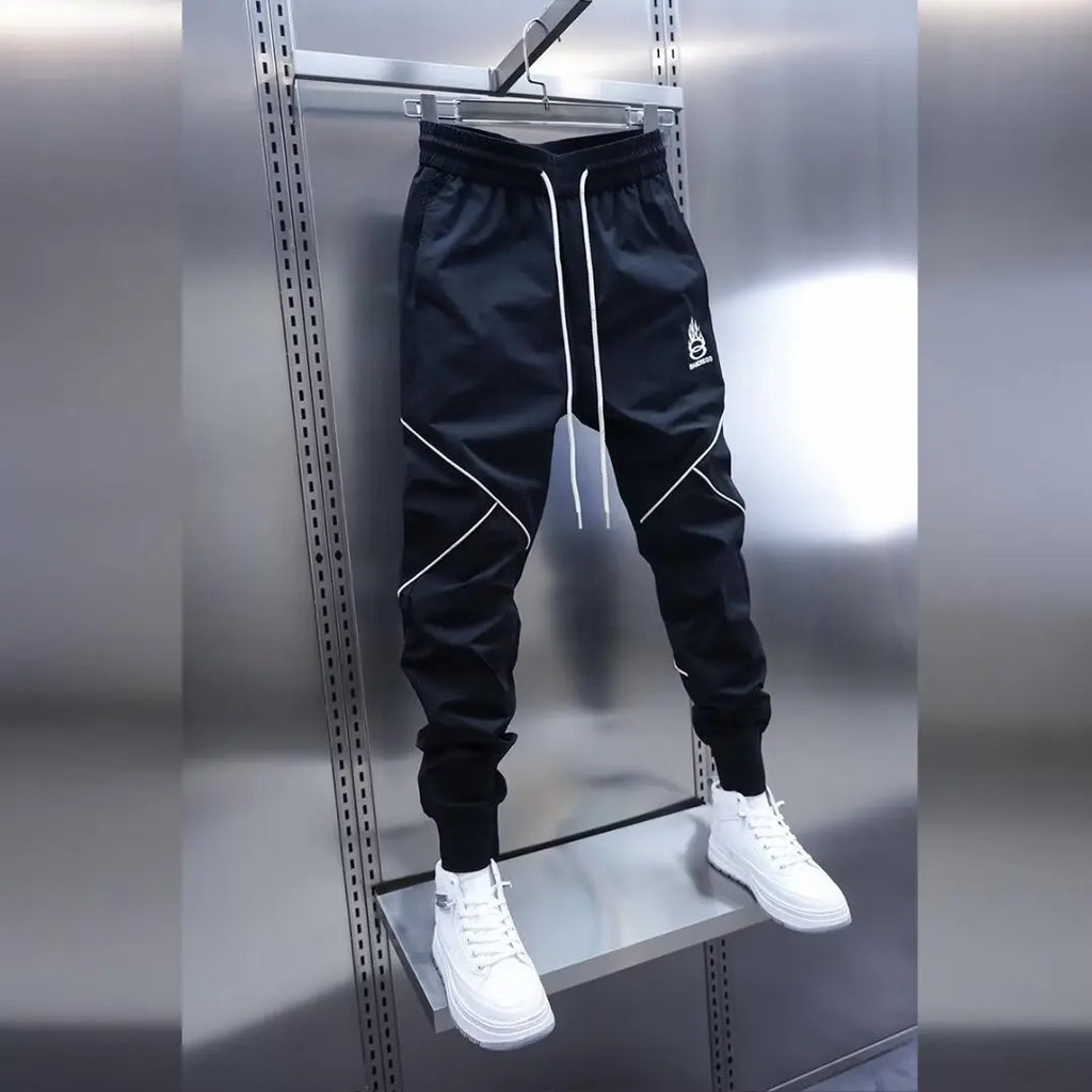 Men's streetwear cargo pants with relaxed fit and multiple cargo pockets