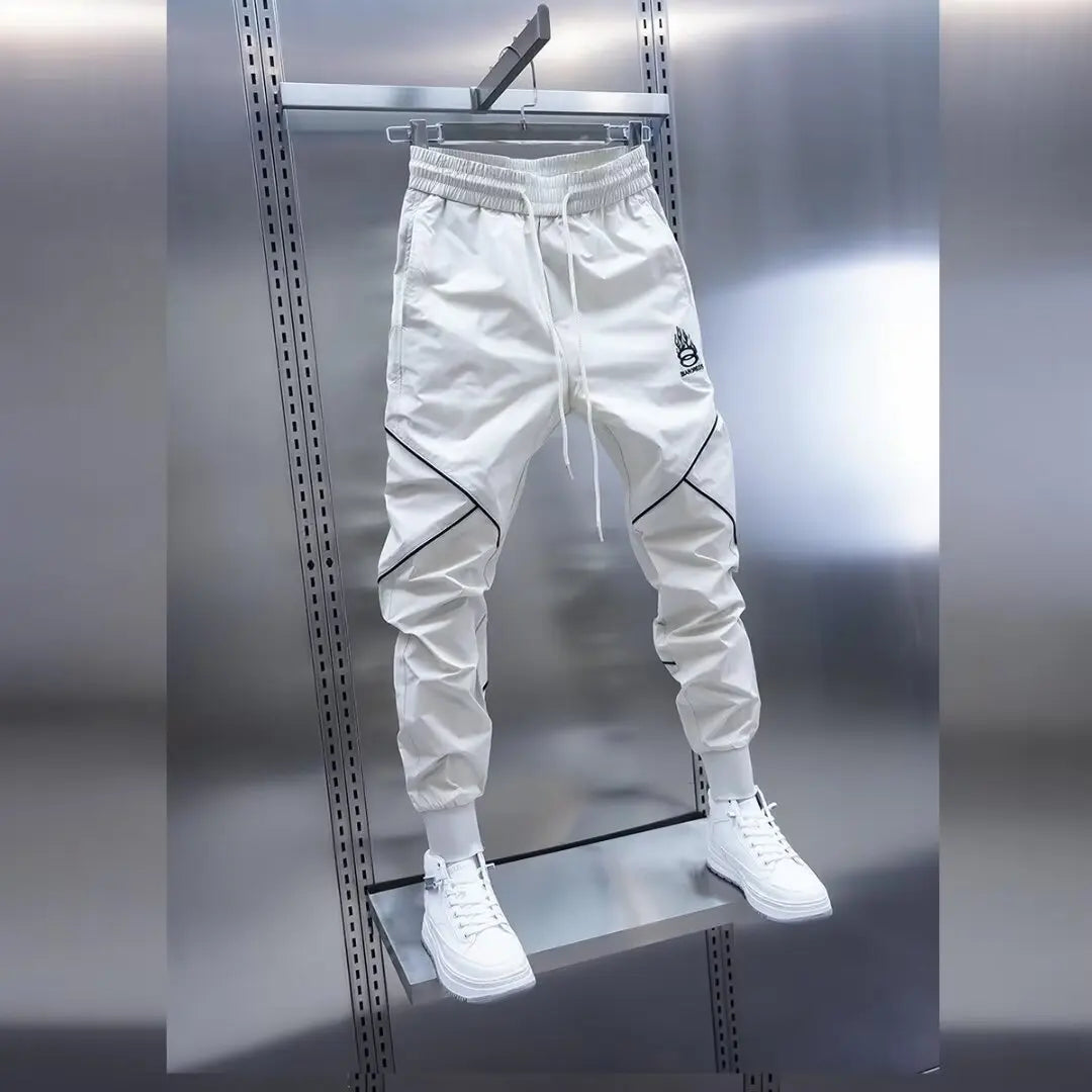 Men's streetwear cargo pants with relaxed fit and multiple cargo pockets