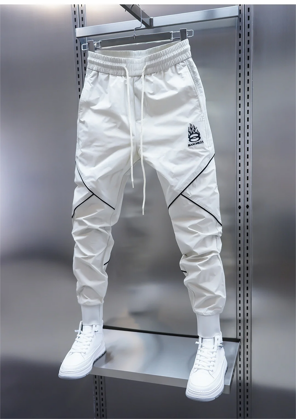 Men's streetwear cargo pants with relaxed fit and multiple cargo pockets