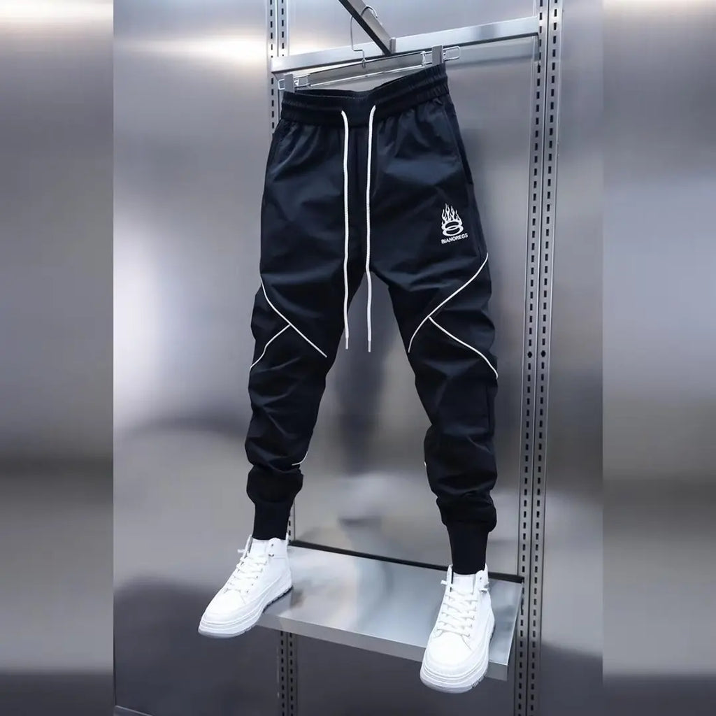 Men's streetwear cargo pants with relaxed fit and multiple cargo pockets