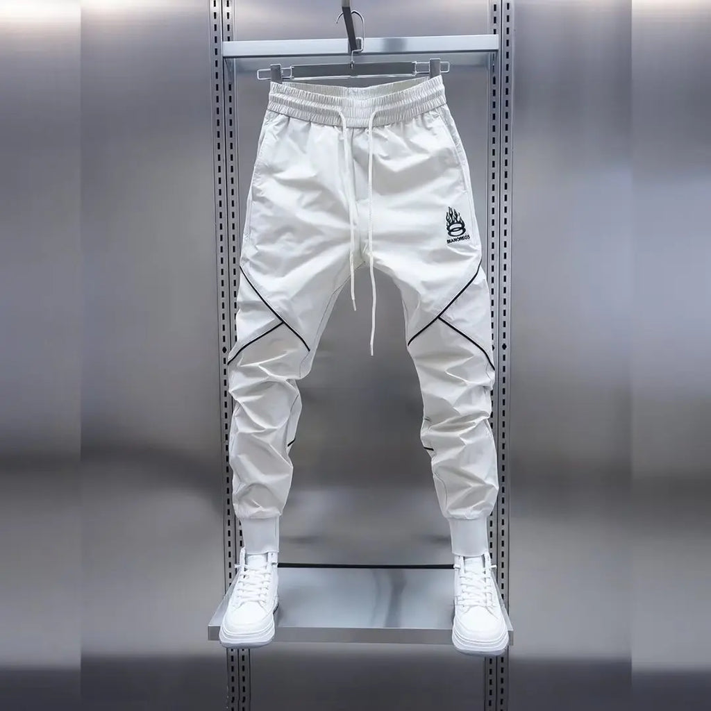 Men's streetwear cargo pants with relaxed fit and multiple cargo pockets