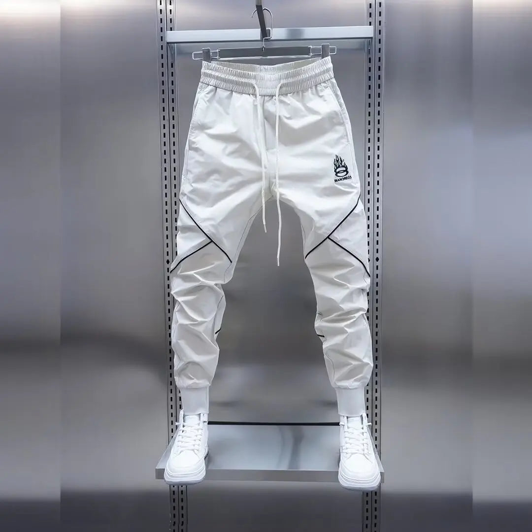 Men's streetwear cargo pants with relaxed fit and multiple cargo pockets