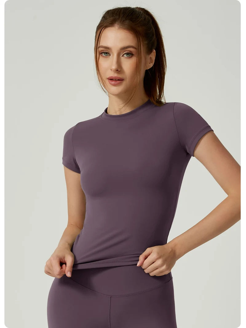 Women's seamless gym crop top with built-in light support bra and removable pads