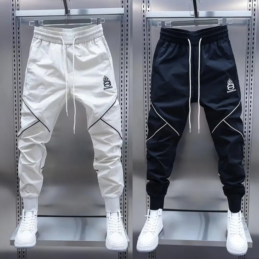 Men's streetwear cargo pants with relaxed fit and multiple cargo pockets
