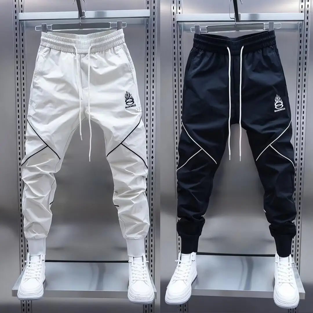 Men's streetwear cargo pants with relaxed fit and multiple cargo pockets