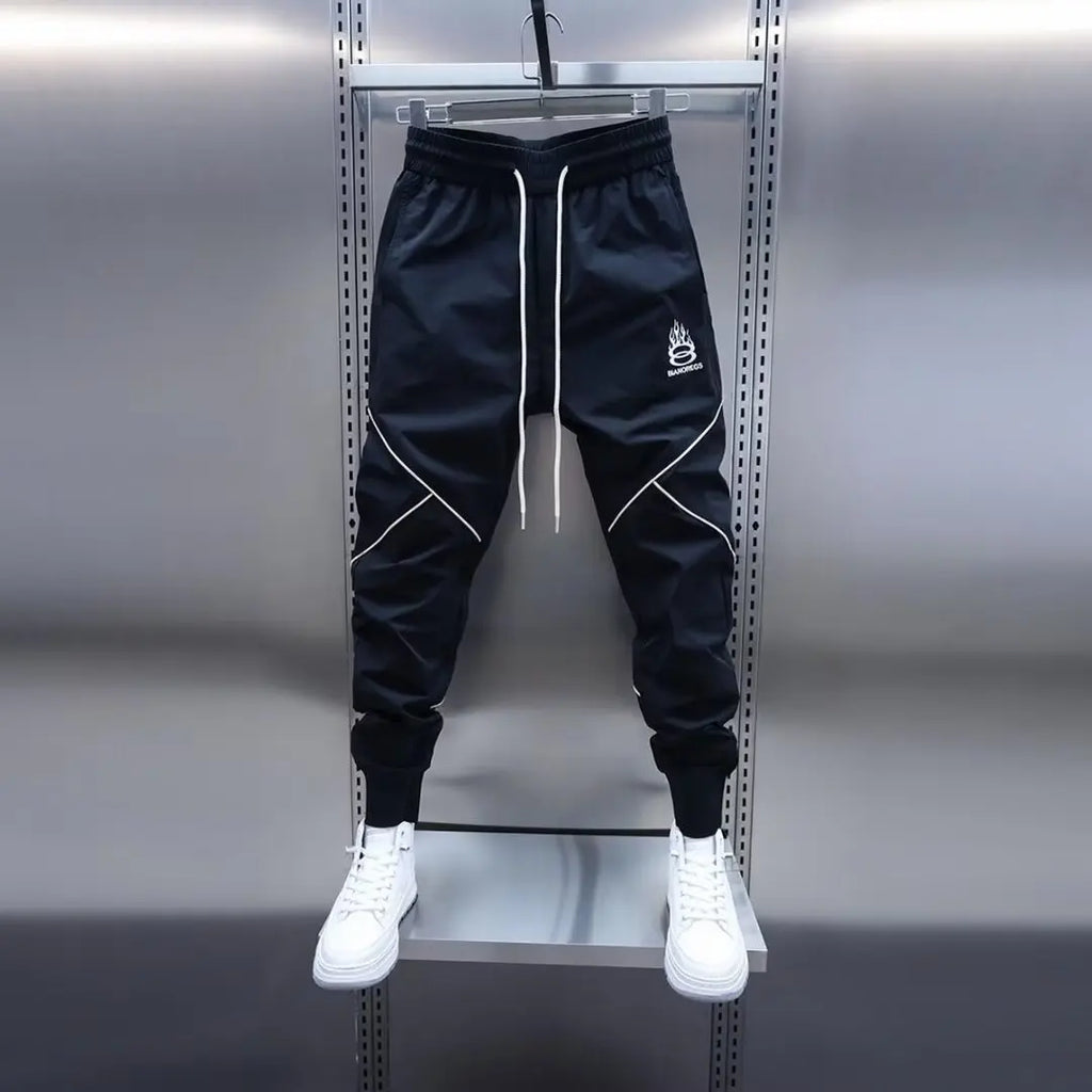 Men's streetwear cargo pants with relaxed fit and multiple cargo pockets