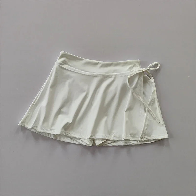 Women's high-waist pleated tennis and padel skirt with built-in compression shorts