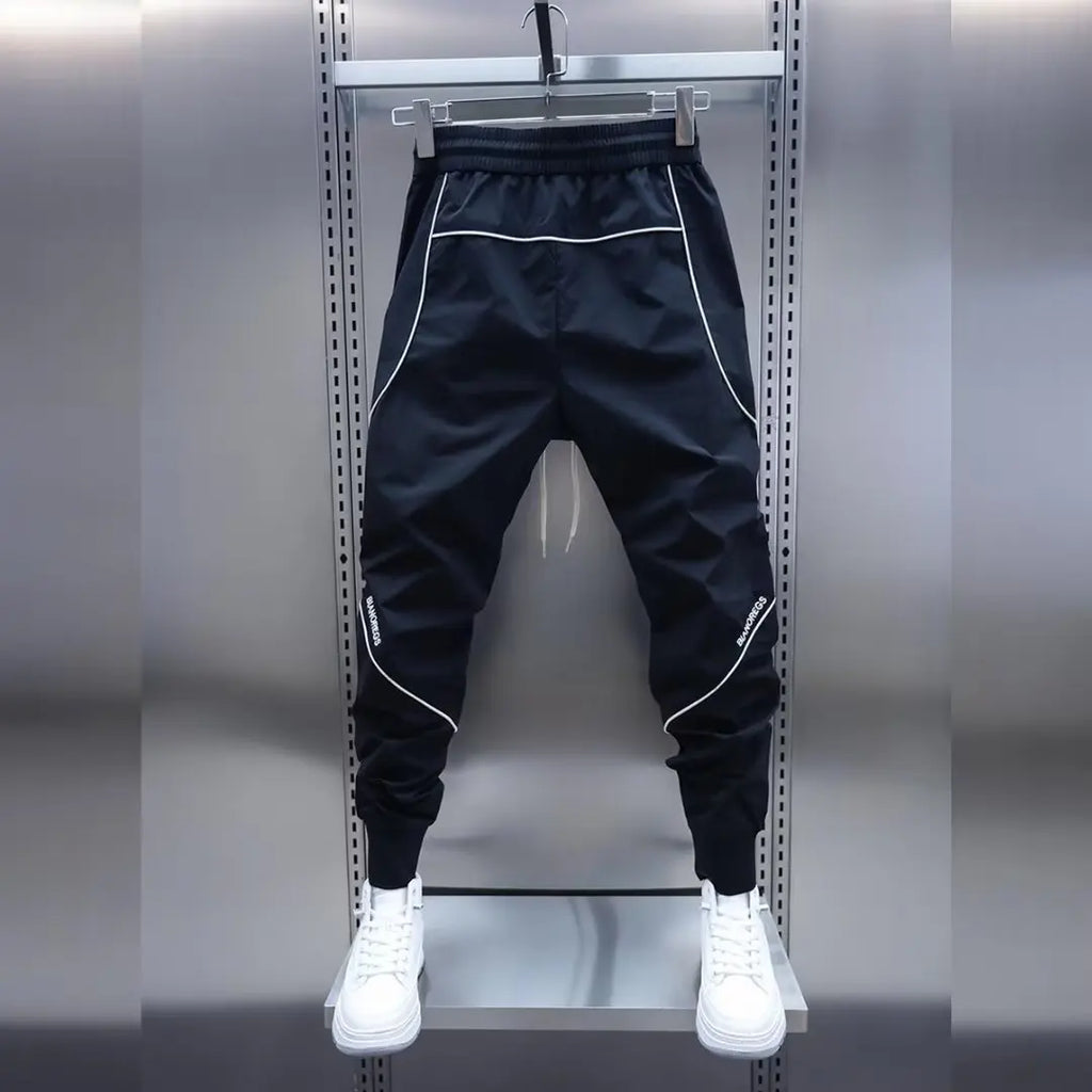 Men's streetwear cargo pants with relaxed fit and multiple cargo pockets